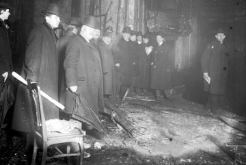 Coroner's jury touring Iroquois Theater></p>