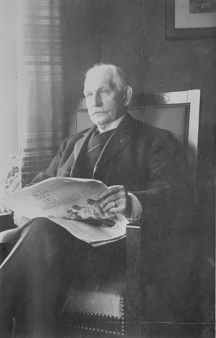Will J. Davis reading newspaper c 1907